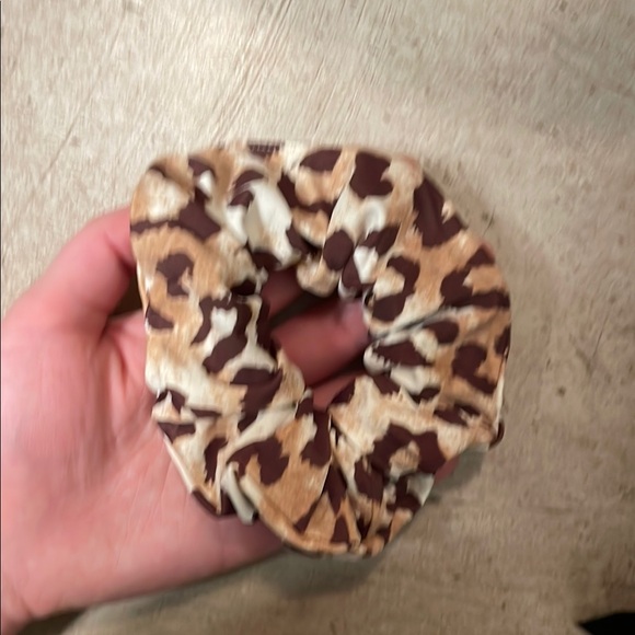 Leopard Print Scrunchie - Picture 3 of 4
